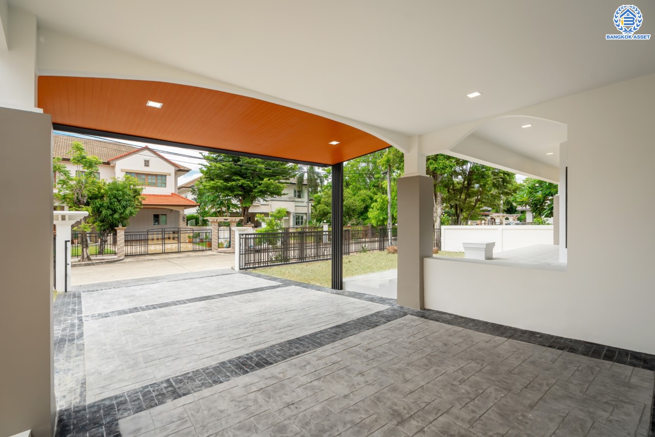 บ้านมือสองตกแต่งใหม่ ม.ราชพฤกษ์ บางบอน4 ตกแต่งหรูหรา ดีไซน์ Classic เนื้อที่ 100.5 ตร.ว. ฟังก์ชัน 3 ห้องนอน 4 ห้องน้ำ 1 ห้องแม่บ้าน จอดรถได้ 2 คัน พื้นที่สนามหญ้ากว้างกว่า 216 ตร.ม. บนทำเลศักยภาพ เชื่อมต่อหลายเส้นทาง ใกล้เดอะมอลล์บางแค จุดขึ้นทางด่วน "เพชรเกษม" และรถไฟฟ้าสายสีน้ำเงิน "สถานีหลักสอง"